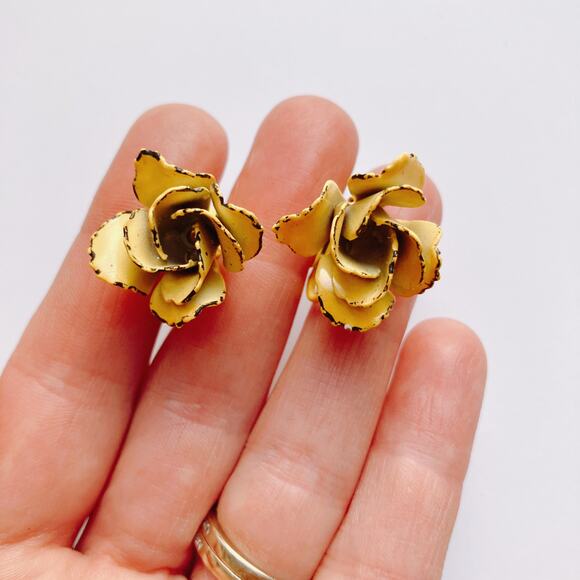 VTG Mid Century Clip On Earrings Yellow Enamel Flower 1950s Mod Retro Colorful - Picture 2 of 10
